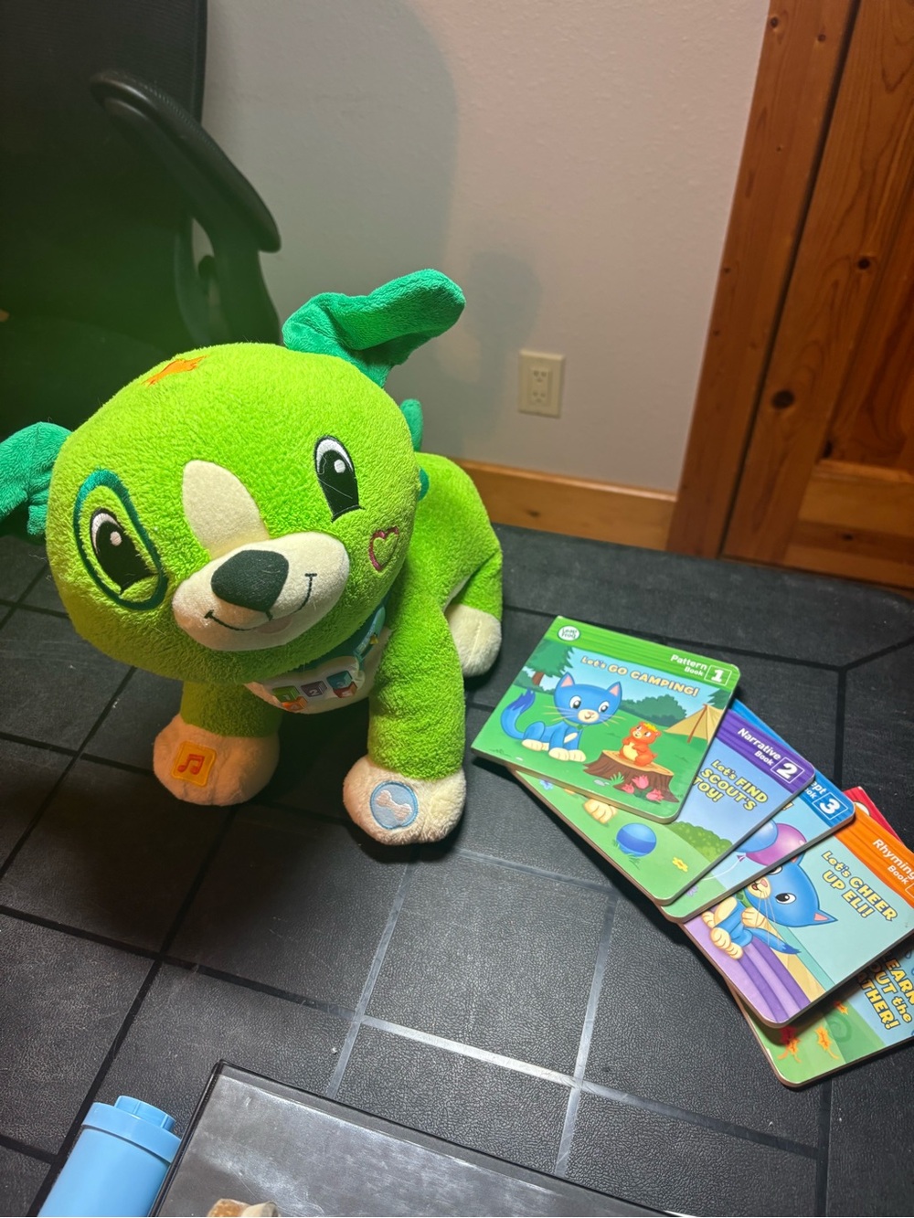 Leap Frog Read With Me Scout with 5 books.